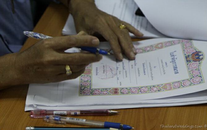 signing a thai marriage certificate